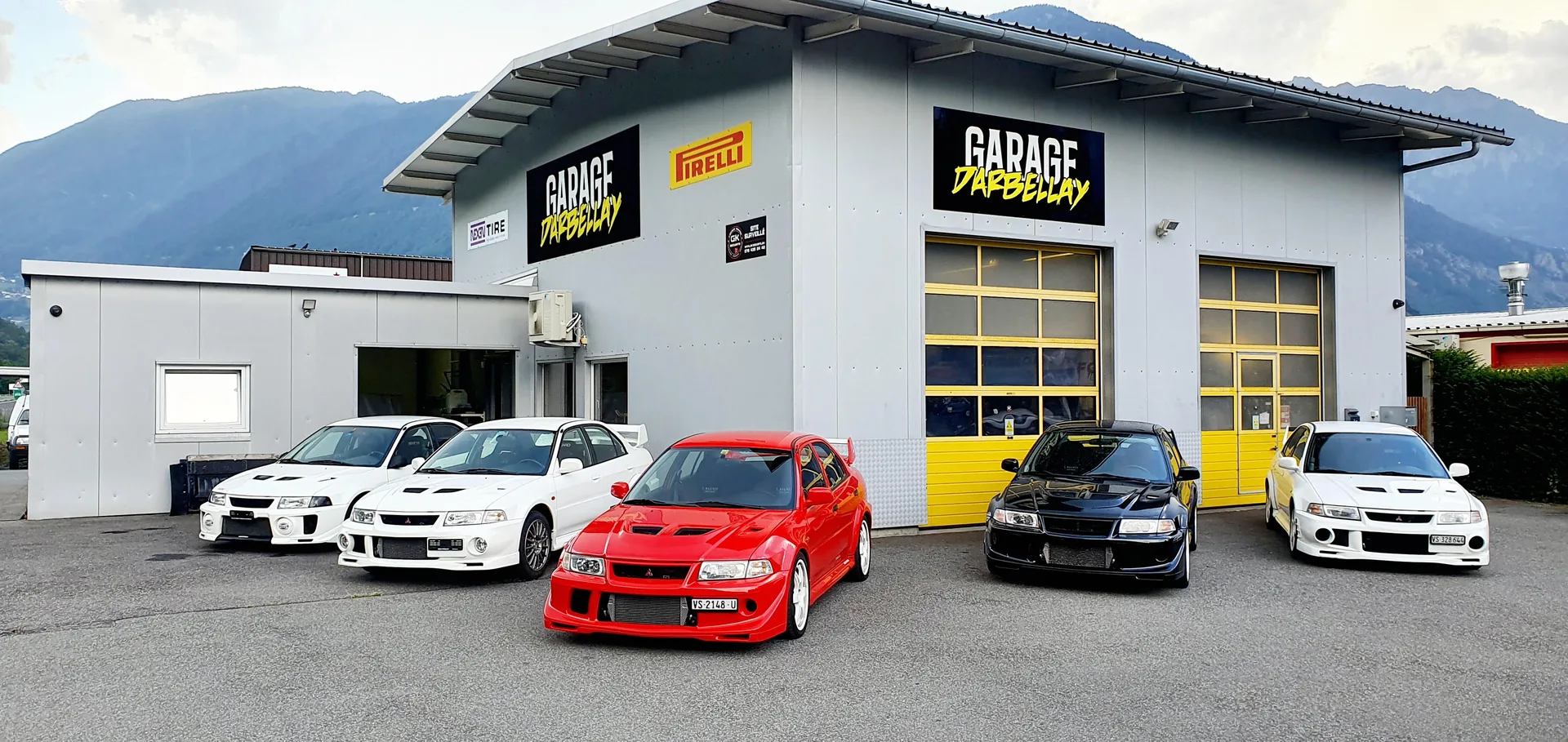 Voitures de course devant le Garage Darbellay à Martigny
